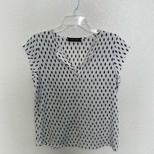 Black & white v-neck patterned short sleeve blouse